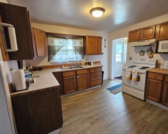 Inviting home, with large yard and free parking - Cut Bank - Kitchen