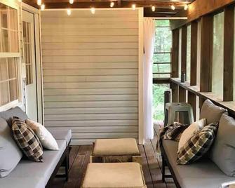 Gwen's Nest- a unique luxury family cottage in the woods - Siloam Springs - Living room