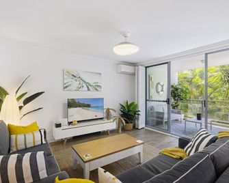 Bright 2-Bed Apartment Near Narrabeen Beach - Narrabeen