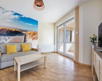 Apartamenty Sun & Snow Bursztynowe Osiedle Jantar - otoczone lasem, plac zabaw - Jantar - Pokój dzienny