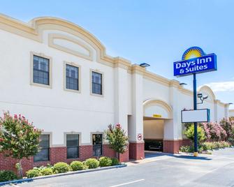 Days Inn & Suites by Wyndham Big Spring - Big Spring - Building