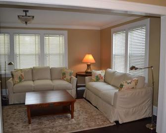 The Barton Street Bungalow. In the heart of New Buffalo, MI. Walk everywhere. - New Buffalo - Living room