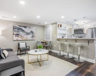 Lovely Garden Set up is Perfect for Your Morning Coffee or a Drink After Some Great Blues Music at Kingston Mines by AllSet Turnover - Chicago - Sala de estar