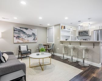 Lovely Garden Set up is Perfect for Your Morning Coffee or a Drink After Some Great Blues Music at Kingston Mines by AllSet Turnover - שיקאגו - סלון