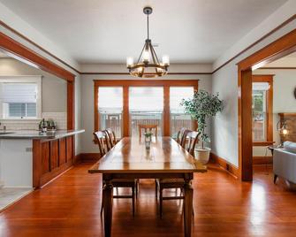 Location! Historic Downtown~Cowls Bungalow & Carriage House, Fenced Dog-Friendly - McMinnville - Dining room