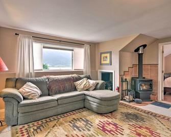 Rustic Stevenson Hideaway with View on the Gorge - Stevenson - Living room