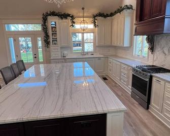 The carriage house/cottage house. Large expansive open floor plan - Eunice - Kuchyň