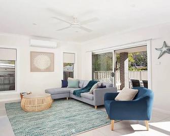 Calm at Shoal Bay - Shoal Bay - Living room