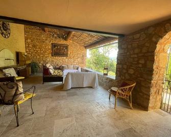 Gîte Les Cyprès, à Roussillon, Dans mas Restauré - Roussillon - Salon