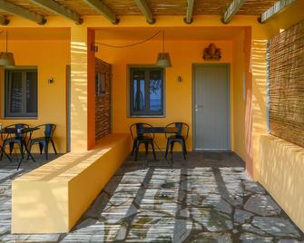 Rooster Guesthouse Rooms - Family Apartment - Andros - Patio