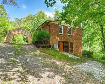 Unique & Artsy Cabin w/ Mountain Views! - Robbinsville - Gebäude