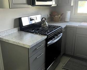 Welcome to The Tennerton House-Charming 2-bedroom with AC and WiFi in Buckhannon - Buckhannon - Kitchen