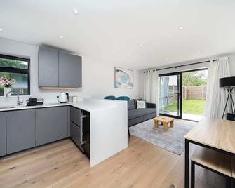 Amazing 2br Flat With Garden - New Malden - Kitchen