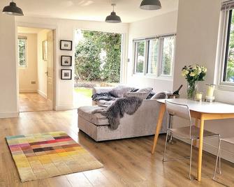 1 Bed Cottage-Museum View-Garden-Free Parking - Weybridge - Living room