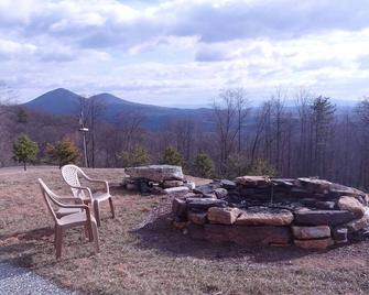 Inviting Mountain Retreat - Lexington - Patio