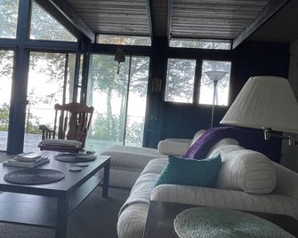 Charlevoix Cottage: 150ft Lake Michigan Beach, Spectacular Sunsets & Dark Skies. - Charlevoix - Living room