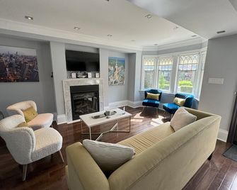 Leaside Rental with Great Backyard & Pool - Toronto - Living room