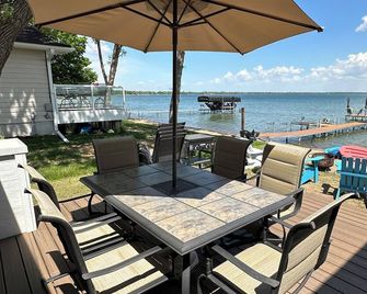 Beach House Bungalow - Battle Lake - Patio