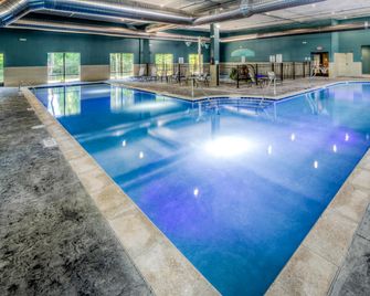 Holiday Inn Express & Suites Cleveland West - Westlake By IHG - Westlake - Pool