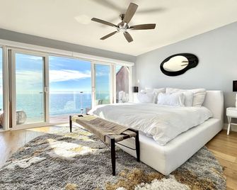 Malibu Waterfront Gallery with Private Beach Access - Malibu - Bedroom