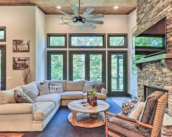 Ellijay Cabin Escape Hot Tub and Fire Pit! - 엘리제이 - 거실