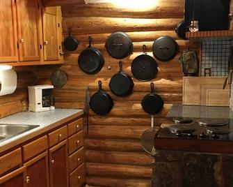 Hand Built Log Cabin In Ponderosa Forest - Columbus - Cocina