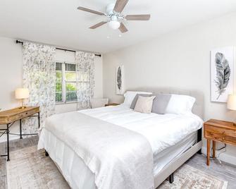 Walk to dwnt 7min to beach king bed Free parking - New Port Richey - Bedroom