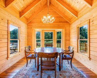 Large Farm House sleeps 10+ and 15 Minutes from Charlotte City Center - Huntersville - Dining room
