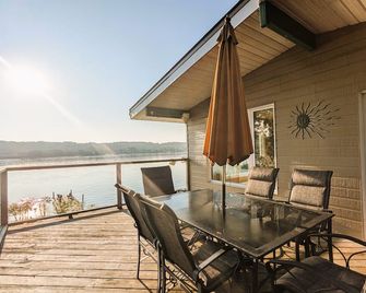 Chateau Champlain Cottage - Penetanguishene - Balcony