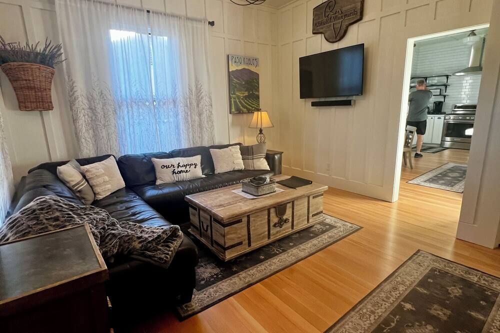 Walk only two blocks to downtown with private backyard space! Pet-Friendly! - פאסו רובלס - סלון