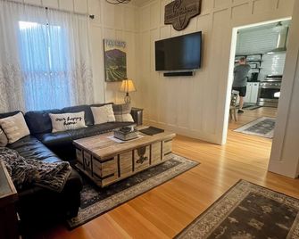 Walk only two blocks to downtown with private backyard space! Pet-Friendly! - Paso Robles - Stue