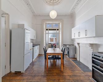 Westbourne Place Townhouse - By Clifton Short Lets - Bristol - Matsal