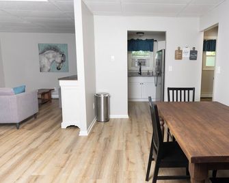 Cozy 1-bedroom apartment in pleasant Middletown with WiFi, AC - Middletown - Eetruimte