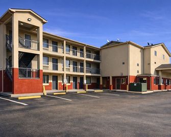 Springplace Inn & Suites - Millington - Building
