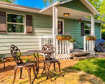 Cozy cottage on beautiful Chickapoo Farm with amazing views. - Shelbyville - Patio