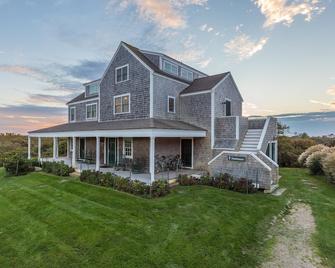 Large Beautiful Home Near Quidnet Beach assist With Car Ferry Reservations - Nantucket - Building