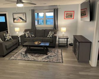 Charming and private 3-bedroom farmhouse in lovely Evanston with WiFi, AC. - Evanston - Living room