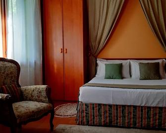 Venice Holiday Home, free wi-fi, private garden, romantic and affordable. - Venice - Bedroom