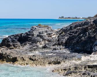 Stunning bay home with private pool & dock - Great Guana Cay - Playa
