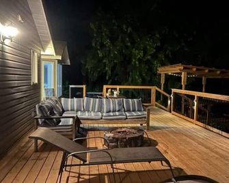 Peaceful getaway by the ocean in the privacy of trees - Fanny Bay - Balcony