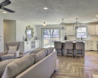 Retreat w/ Deck ~ 9 Mi to Downtown Springfield - Ozark - Living room