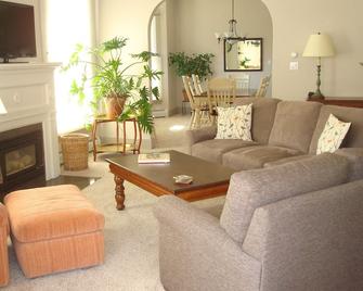 Clean comfortable Victorian house with central air conditioning - Glenwood Springs - Living room
