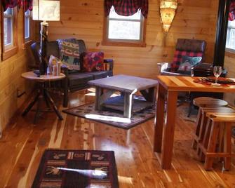 Romantic Cozy Cabin Getaway with Outdoor Bath - Burton - Sala de estar