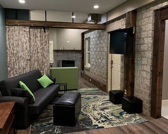Stunning Downstairs Guest Suite w/Great Light - Winston-Salem - Living room