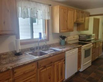 Cheerful three bedroom home with seasonal pool - Fayetteville - Keuken
