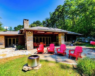 Luxuriant Frank Lloyd Wright Inspired Accommodations--The Dream House - Farmington - Patio