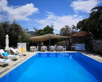 Anofli Suites - Skopelos - Zwembad
