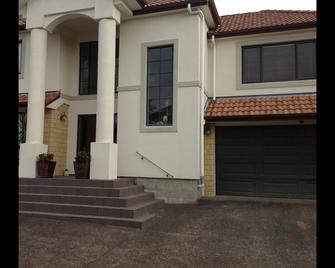 Howick Luxury Large Home - Howick - Building