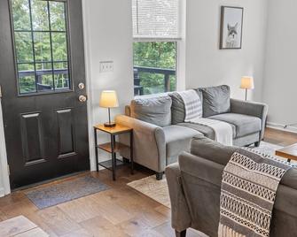 Cabin In The Stars - Hot Tub - Pet Friendly - Private - Minutes To Rrg - Campton - Soggiorno