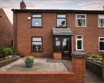 Panoramic Sunset Views - Free Parking & Sleeps 5 - Heywood - Building